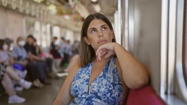 Pensiva Bela Mulher Hispânica Perdida Pensamento Sentada Sozinha Olhando Pela — Vídeo de Stock