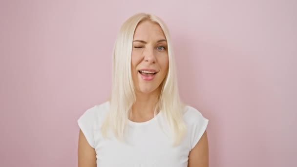Mladá Veselá Blondýnka Která Kameru Vrhá Sexy Mrknutí Zářivá Šťastná — Stock video