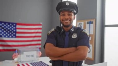 Amerikan bayrağı ve oy pusulası ile kollarını kavuşturmuş gülümseyen bir polis.