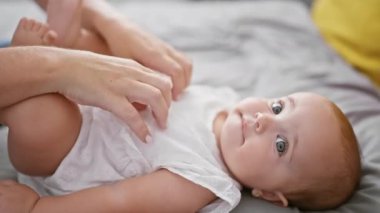 Sevgili anne ve kızı bir anı paylaşıyor, yatak odasında dokunuyor ve gıdıklıyor, evde sevgi ve bağ kuruyorlar.