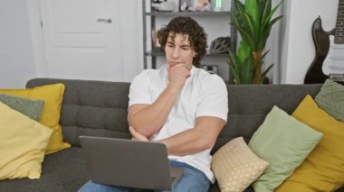 Neşeli, genç, İspanyol bir adam elinde dizüstü bilgisayarla kanepede uzanır. Yüzü parlak bir fikirle aydınlanır. Birdenbire anladığımız kadarıyla, o güvendiğimiz, kendine güvenen, kapalı alan adamı.!