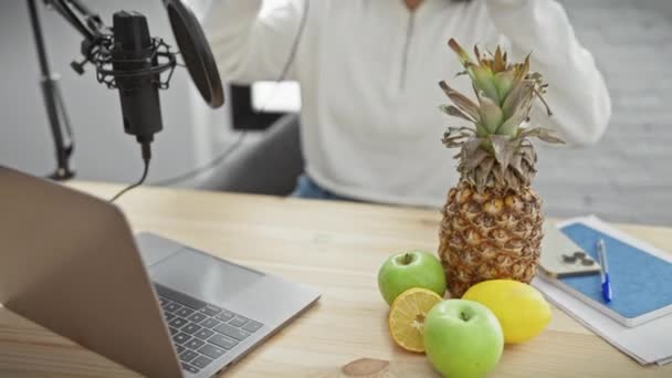 Uma Jovem Podcasting Estúdio Moderno Com Microfone Laptop Frutas — Vídeo de Stock