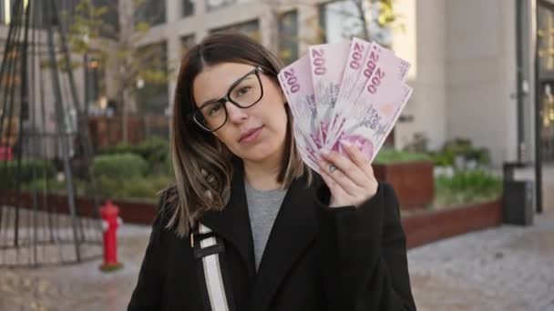 Una Mujer Sonriente Sostiene Lira Turca Aire Libre Una Ciudad — Vídeos de Stock