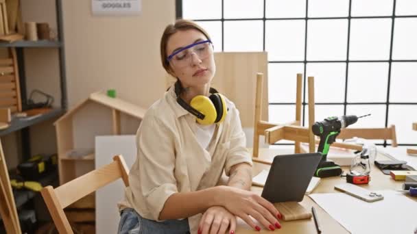 Mujer Morena Caucásica Taller Carpintería Con Gafas Seguridad Auriculares Trabajando — Vídeos de Stock