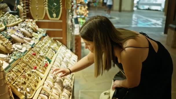 Usmívající Žena Nakupuje Šperky Rušném Trhu Dubai Obklopená Složitými Ozdobami — Stock video