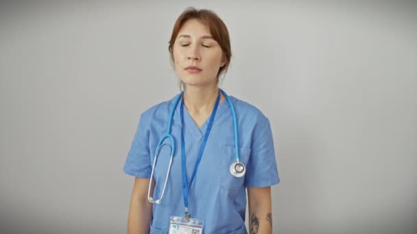 Dühös Fiatal Kaukázusi Doktornő Egyenruhában Vadul Áll Sztetoszkóppal Kezében Frusztráltan — Stock videók