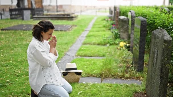 Красива Молода Іспаномовна Жінка Молиться Плаче Біля Надгробного Каменя Парку — стокове відео