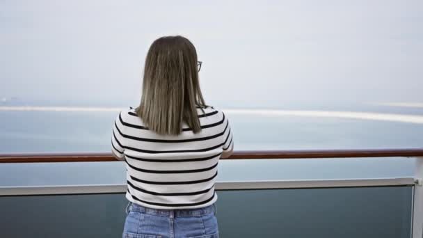 一个女人从游轮的甲板上欣赏大海 使人产生一种旅行和休闲的感觉 — 图库视频影像