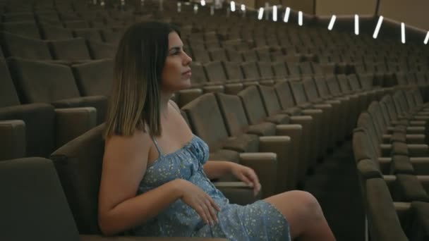 Mulher Relaxada Desfrutando Solidão Auditório Teatro Espaçoso — Vídeo de Stock