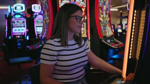 Una Joven Feliz Juega Las Máquinas Tragamonedas Casino Colorido Exhibiendo — Vídeos de Stock