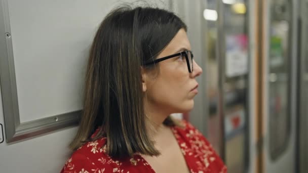히스패닉 여자의 지하철 안경을 그녀는 그녀의 여행에 지하철 역학을 — 비디오