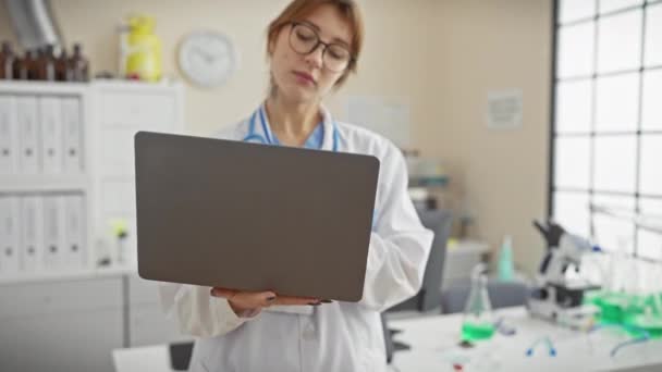 Doctora Enfocada Usando Laptop Laboratorio Retrato Profesionalidad Salud — Vídeos de Stock