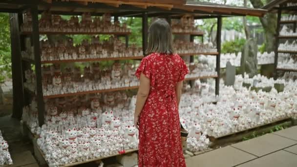 Prachtige Spaanse Vrouw Glazen Versierd Koesteren Charme Van Gotokuji Tempel — Stockvideo