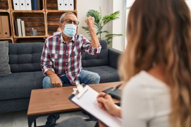 Psikoloji kliniğinde kıdemli bir adam hayal kırıklığı ve öfkeyle bağırıyor, sinirlenmiş ve bağırıyor.