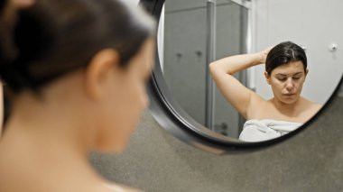 Genç ve güzel İspanyol kadın banyoda hazırlanıyor.