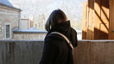 İstanbul 'da tarihi Osmanlı mimarisini keşfeden esmer bir kadının arka görüntüsü.