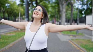 Viyana 'da parkta kollarını açmış güzel İspanyol bir kadın.