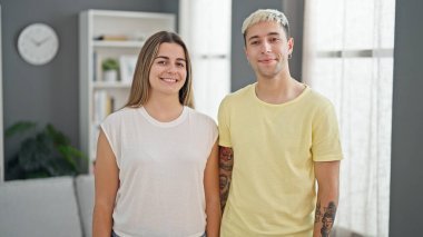 Güzel çift gülümsüyor.