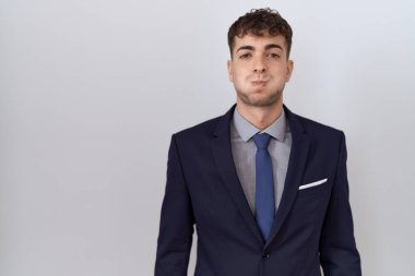 Takım elbiseli ve kravat takan komik yüzlü genç İspanyol iş adamı. Havayla şişmiş ağız, çılgın bir ifade.. 