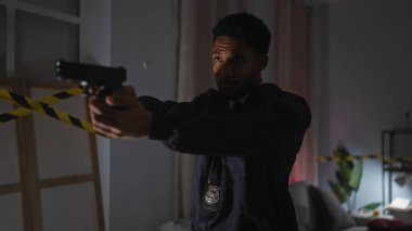 Odaklı bir tabancayı hedef alan Afro-Amerikan bir adam, kapalı bir suç mahallinde dedektif olarak resmedilmiş..