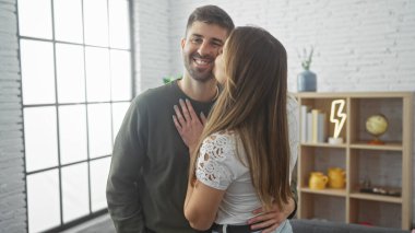 Sevgi dolu bir çift sıcak, modern bir oturma odasında kucaklaşır. Sıcaklık, şefkat ve bir yuva hissi uyandırır..