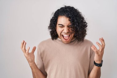 Beyaz arka planda duran kıvırcık saçlı İspanyol adam kollarını kaldırmış ve gözleri kapalı heyecanla haykırarak başarının çılgınlığını kutluyor. Kazanan konsept 