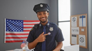 Afro-Amerikan polis memurunun gülümsemesi parlıyor. Seçim merkezinin içinde önümüze etiket yapıştırdım..