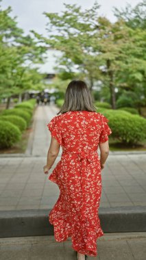 Gözlüklü güzel İspanyol kadın korkuyla yürüyor, Gothokuji Tapınağı 'ndaki eski dünya cazibesini kucaklıyor - Tokyo' yu mutlaka görmeli.