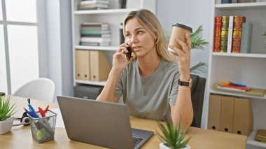 Kafkasyalı genç bir kadın telefonda kahve ile konuşuyor.