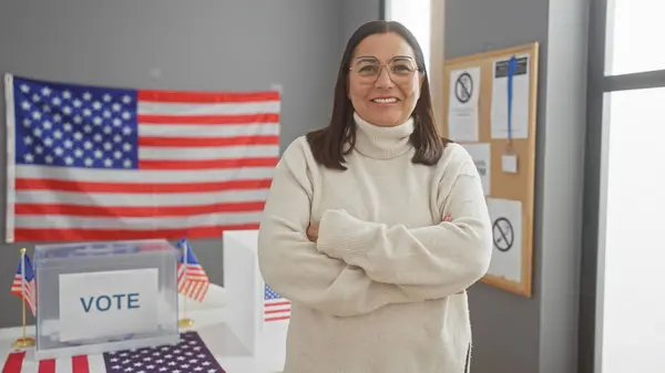Sebevědomá Hispánka Usmívá Americkém Volebním Středisku Založenýma Rukama Americkou Vlajkou — Stock fotografie