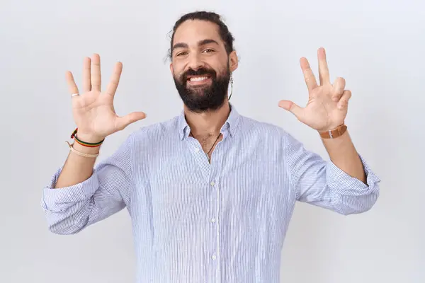 Латиноамериканец Бородой Повседневной Рубашке Показывает Показывает Пальцами Номер Восемь Улыбаясь — стоковое фото