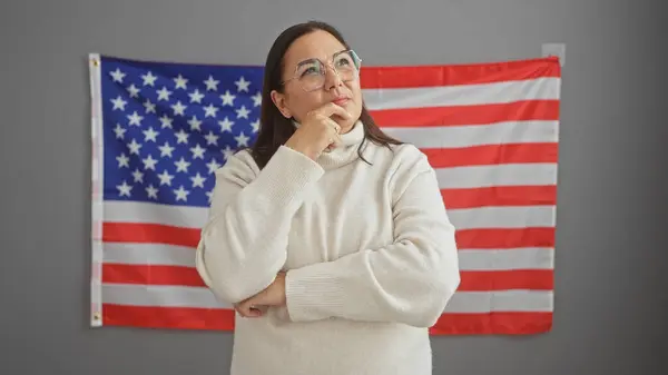 Thoughtful Mature Hispanic Woman Office Usa Flag Background — Stock Photo, Image