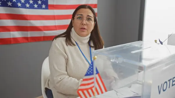 Hispanic Woman Working Usa Electoral Polling Place American Flag Vote — Stock Photo, Image