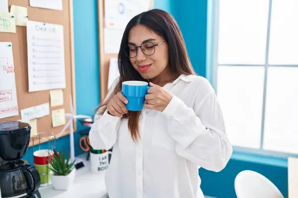 Joven Hermosa Árabe Mujer Trabajadora Negocios Sonriendo Confiado Beber Café —  Fotos de Stock