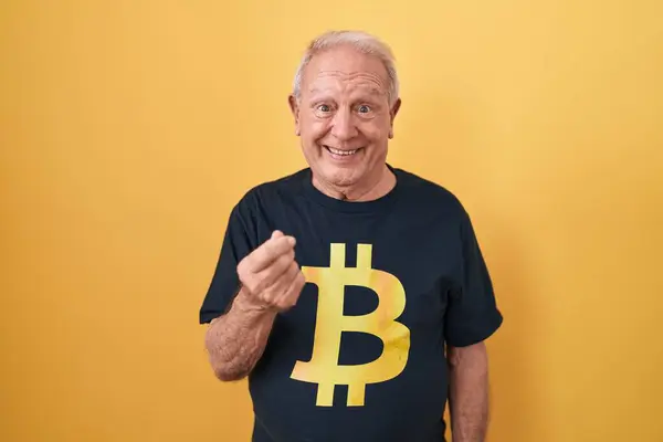 Senior Man Med Grått Hår Bär Bitcoin Skjorta Gör Pengar — Stockfoto