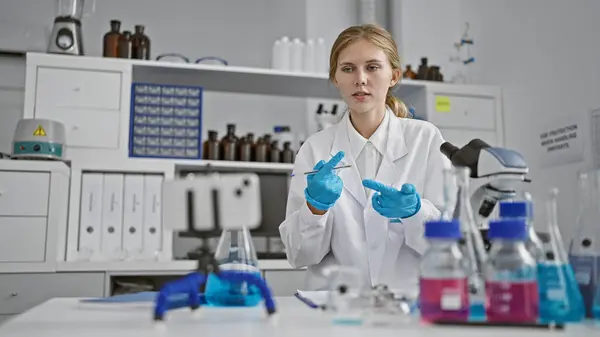 一位年轻的女科学家在实验室从事化学品工作 展示研究和保健发展 — 图库照片