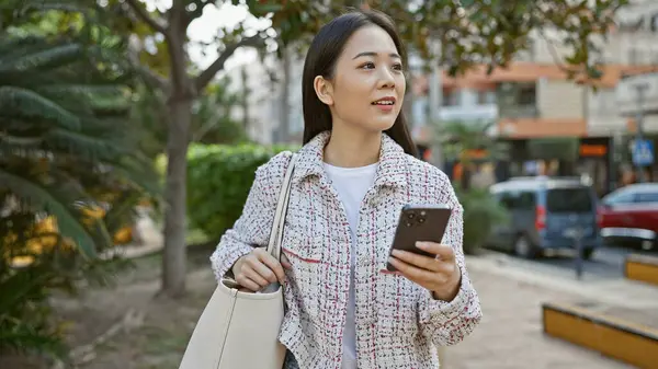 Junge Asiatin Mit Smartphone Auf Stadtstraße Umgeben Von Grün Und — Stockfoto
