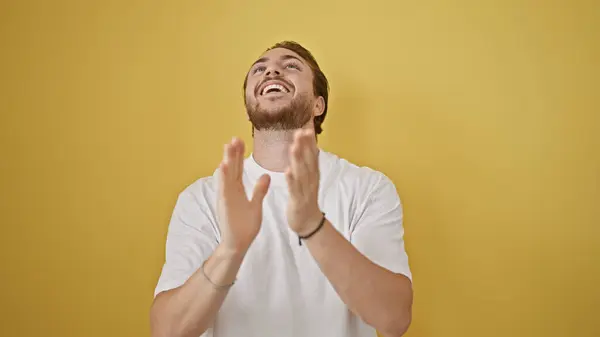 Genç Spanyol Adam Gülümsüyor Kendinden Emin Çırpıyor Izole Edilmiş Sarı — Stok fotoğraf