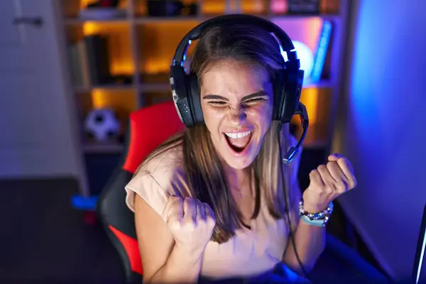Junge Schöne Hispanische Streamerin Spielt Videospiel Mit Siegerausdruck Spielzimmer — Stockfoto