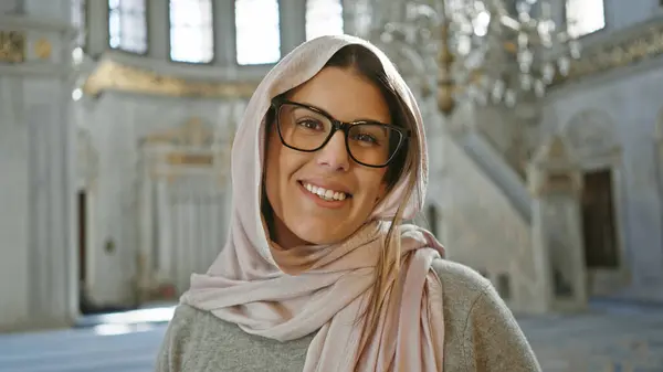 Uśmiechnięta Kobieta Hidżabem Okularami Wewnątrz Ozdobnego Meczetu Stambule — Zdjęcie stockowe