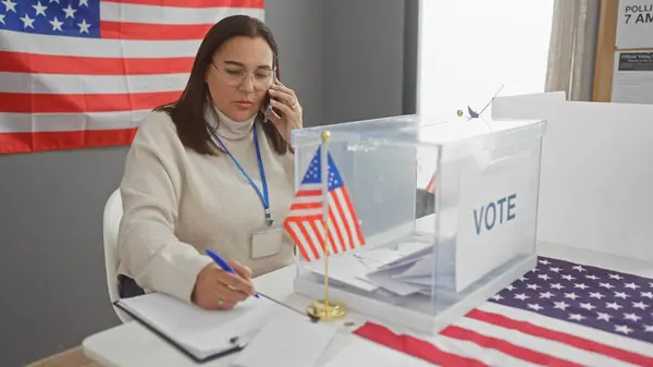 Hispanic Woman Polling Station Worker Multitasking Usa Election Center American — Stock Photo, Image