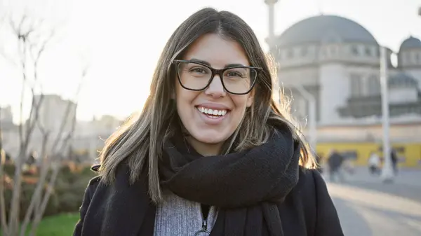 Usmívající Žena Nosí Brýle Taksim Mešita Pozadí Krocana Během Zlaté — Stock fotografie