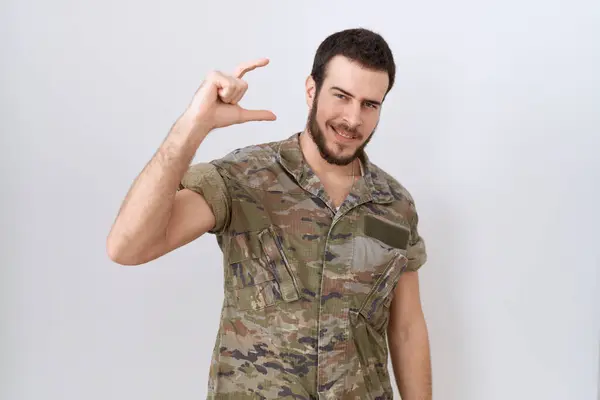 Jovem Hispânico Vestindo Uniforme Exército Camuflagem Sorrindo Gestos Confiantes Com — Fotografia de Stock