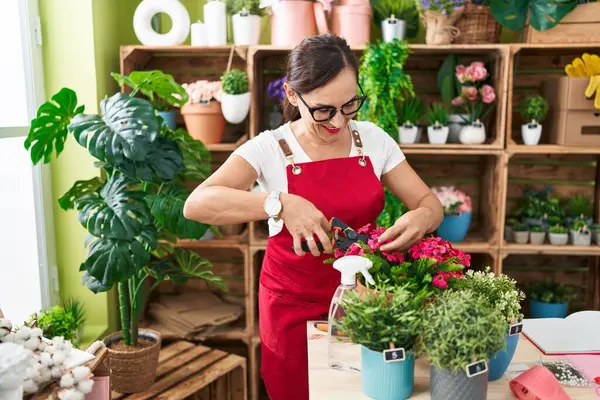 Jeune Belle Hispanique Femme Fleuriste Couper Des Plantes Boutique Fleurs — Photo