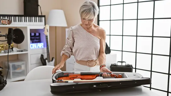 Mature Woman Preparing Violin Well Lit Music Studio Modern Equipment — Stock Photo, Image