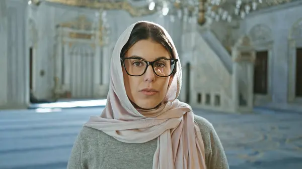 Gözlük Takan Tesettür Takan Genç Bir Kadın Tarihi Bir Caminin — Stok fotoğraf