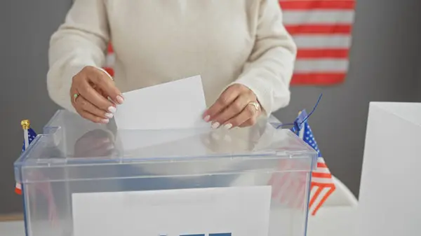 Woman Casts Her Ballot Usa Election Center American Flag Background — Stock Photo, Image