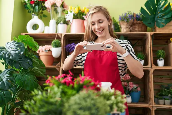 Young Blonde Woman Florist Make Photo Plant Smartphone Flower Shop — Fotografia de Stock