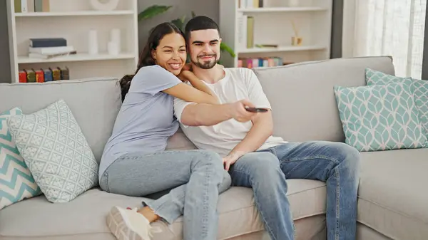 아름다운 커플은 편안하게 영화를보고 자신감 집에서 자신의 소파에서 리모컨을 휴식에서 — 스톡 사진