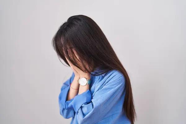 Jeune Femme Chinoise Debout Sur Fond Blanc Avec Une Expression — Photo